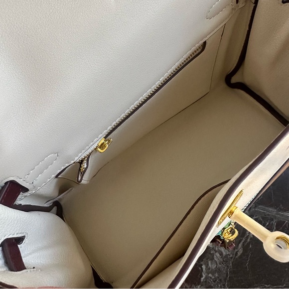 Classic Leather Hangbag Gold Lock - Picture 10 of 14